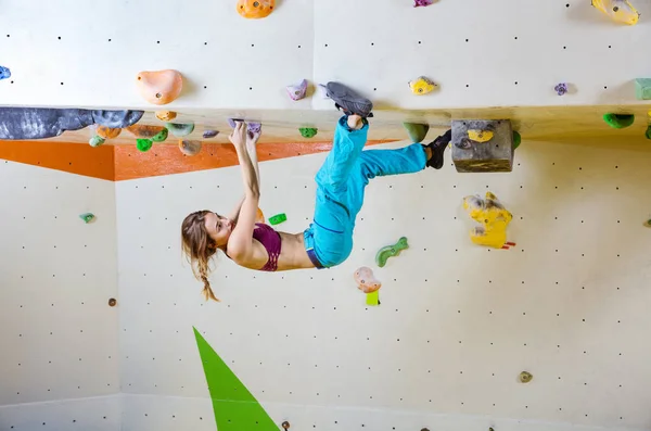 Jeune Femme Athlétique Grimpant Envers Dans Gymnase Bloc — Photo