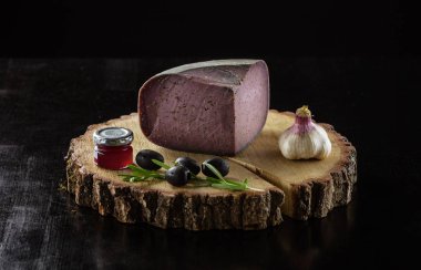 Lavanta, kavanoz reçel, zeytin ve üzerinde siyah ahşap tahta üzerinde sarımsak ile peynir parçası