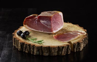 Et ve zeytin siyah arka plan üzerinde füme