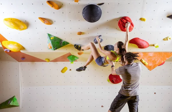 Horolezci Lezení Tělocvičně Mladá Žena Lezení Boulderingu Problém Cesta Převislé — Stock fotografie