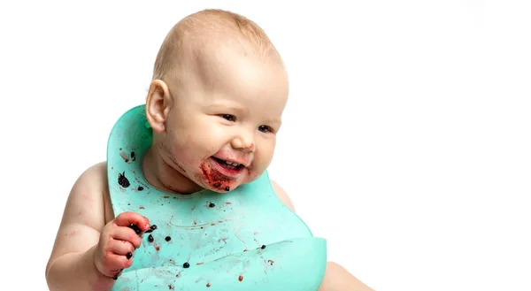 Söt Baby Flicka Äter Blackberriers Över Vit Bakgrund — Stockfoto