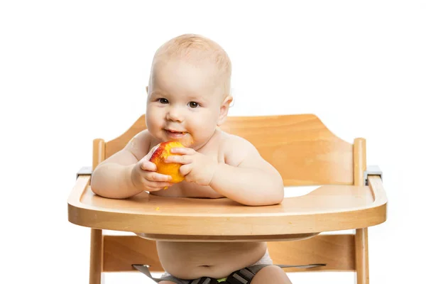 Linda Niña Comiendo Blackberriers Sobre Fondo Blanco — Foto de Stock