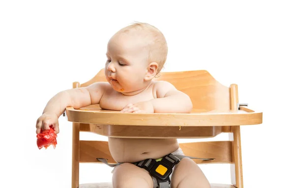 Niedliche Baby Mädchen Essen Brombeeren Auf Weißem Hintergrund — Stockfoto