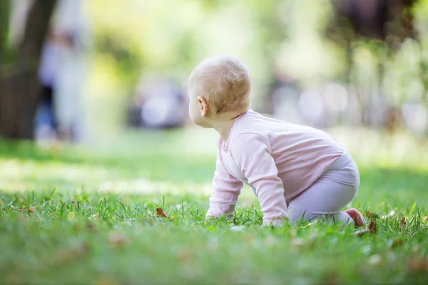 Blond Dziewczynka Czołgał Się Trawnik Parku Patrząc Coś Bok — Zdjęcie stockowe