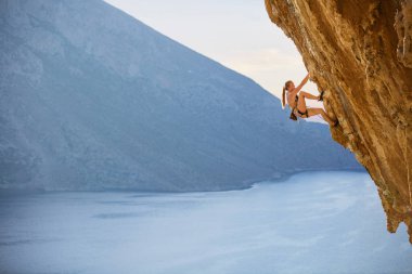 Genç kadın dağcı cliff, Kalimnos Adası, Yunanistan üzerinde zorlu rota