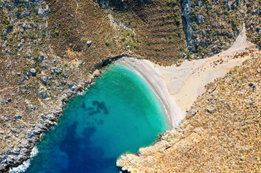 Kuş bakışı Bay Sikati güzel Plajı ile mağara, Kalimnos Adası, Yunanistan