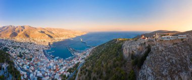 Kalymnos, Yunanistan ve manastır Agios hill, sol üst kısmında yer alan Savvas başkenti Pothia şehrin panoramik görünüm
