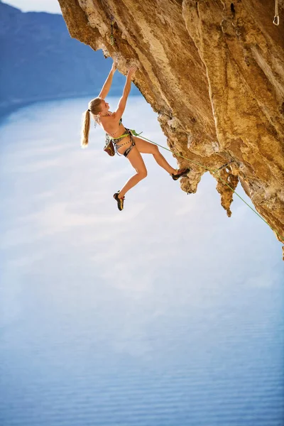 Junge Bergsteigerin Auf Anspruchsvoller Route Felsen Insel Kalymnos Griechenland — Stockfoto