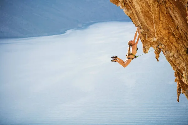 Female Rock Climber Jumping Handholds Challenging Route Cliff View Sea — Stock Photo, Image