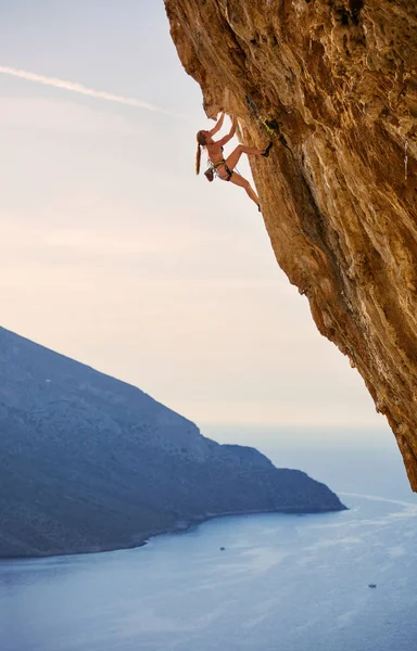Молодая Альпинистка Сложном Маршруте Скале Остров Калимнос — стоковое фото