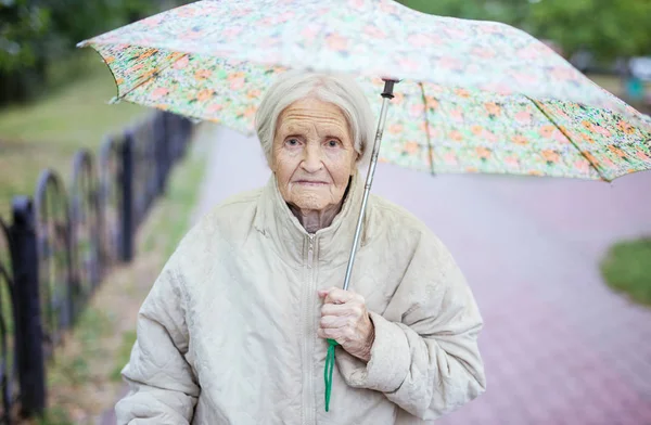 Portret Van Senior Vrouw Onder Paraplu Buitenshuis — Stockfoto