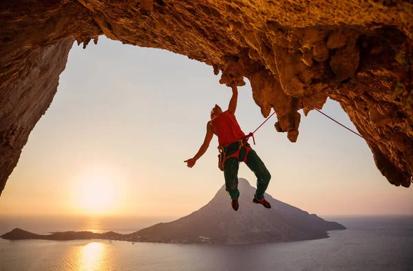 Erkek Kaya Tırmanışçısı Günbatımında Tek Elle Uçurum Asılı Kalimnos Adası — Stok fotoğraf