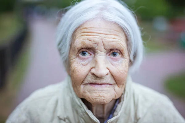 Porträt Einer Seniorin Die Freien Die Kamera Blickt — Stockfoto