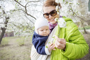 Genç kadın bebek kızı dokuma şal açık havada 