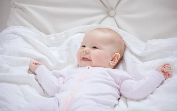 Porträtt av söt baby flicka leende — Stockfoto