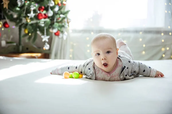 Niña sorprendida acostada en la cama en casa . — Foto de Stock