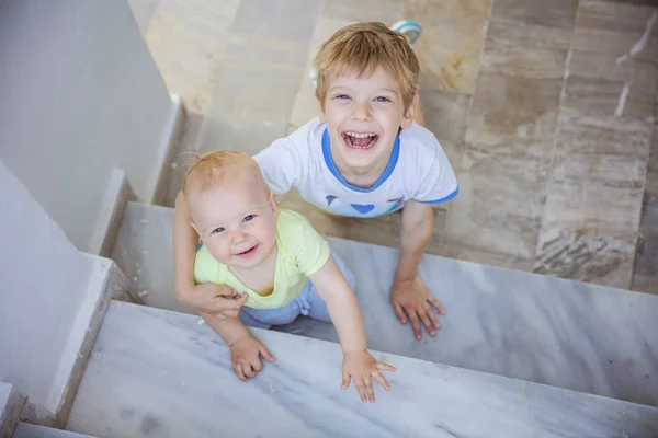 Ragazzo prescolare e bambina guardando la fotocamera e sorridendo — Foto Stock