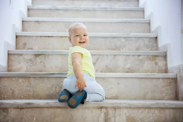 快乐的女婴爬上楼梯在户外 — 图库照片