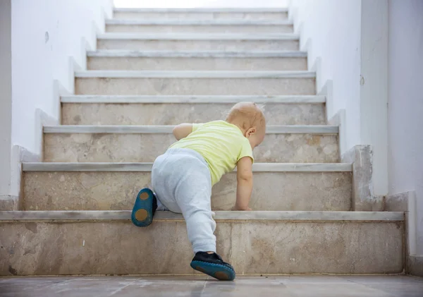 Holčička, procházení nahoru po schodech venku — Stock fotografie
