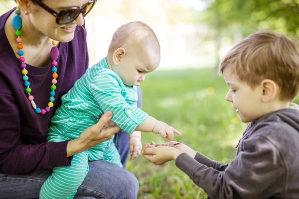 Caucasian young woman holding baby daughter while preschool show — Stock Photo, Image