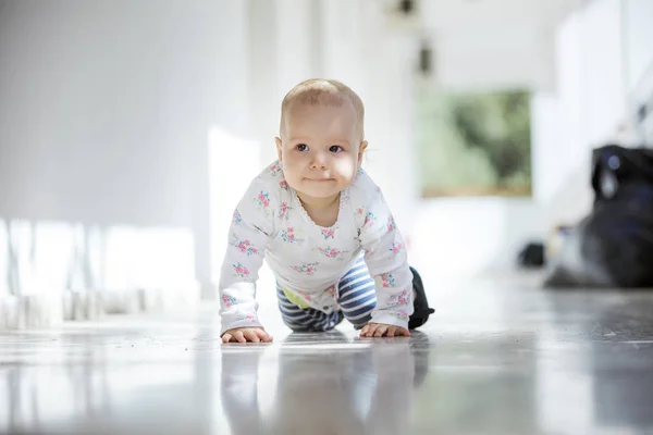Bebé niña arrastrándose a lo largo de paso abierto en casa — Foto de Stock