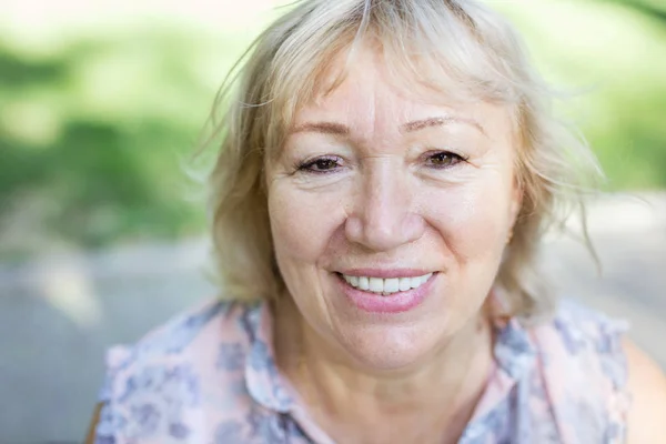 Retrato de mujer madura feliz al aire libre — Foto de Stock