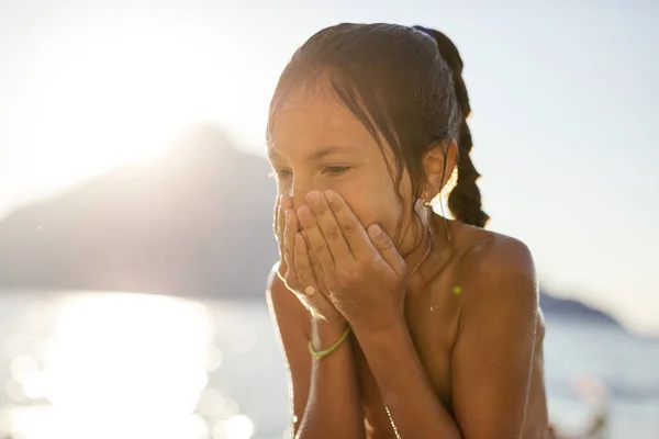 Glückliches junges Mädchen, das aus dem Meer steigt — Stockfoto