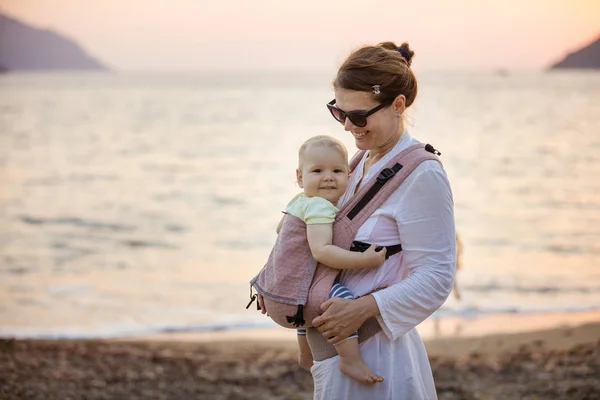 Cheerful Caucasian woman with little daughter — Stock Photo, Image