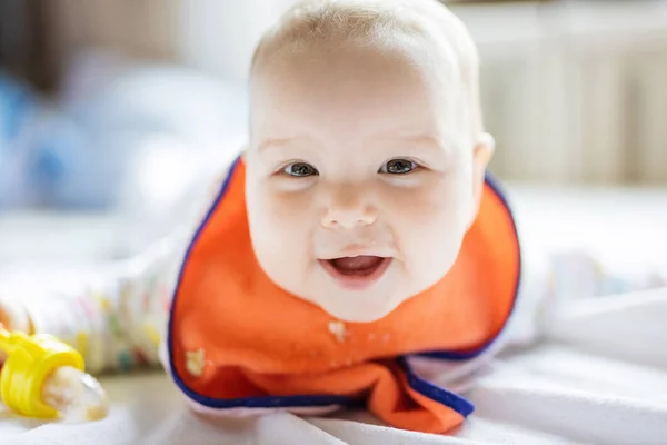 Linda niña comiendo fruta con mordisquitos y sonriendo — Foto de Stock