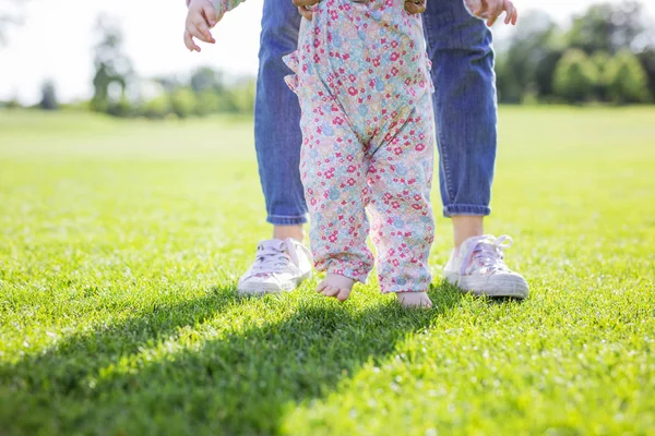 Anne destek bebek kız görünümünü kırpılmış 