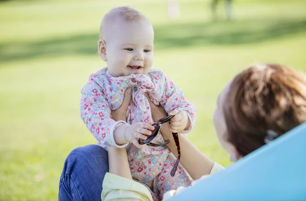 Moeder en baby dochter in zomer park — Stockfoto