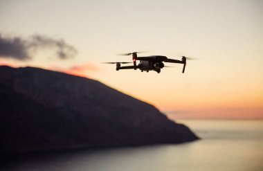 Güneş batımında sahil üzerinde uçan dijital kamera ile drone quadcopter