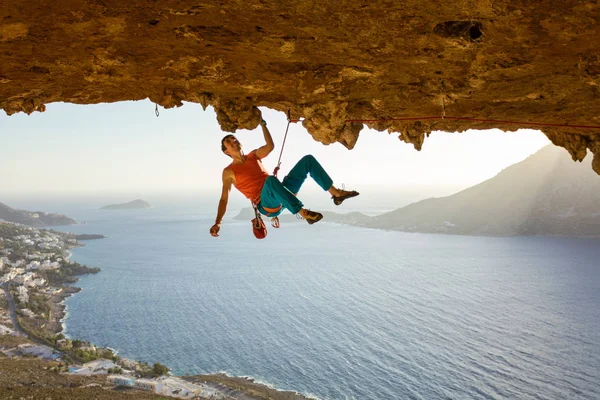 Férfi rock hegymászó a kihívást jelentő útvonalon megy végig mennyezet a barlang — Stock Fotó
