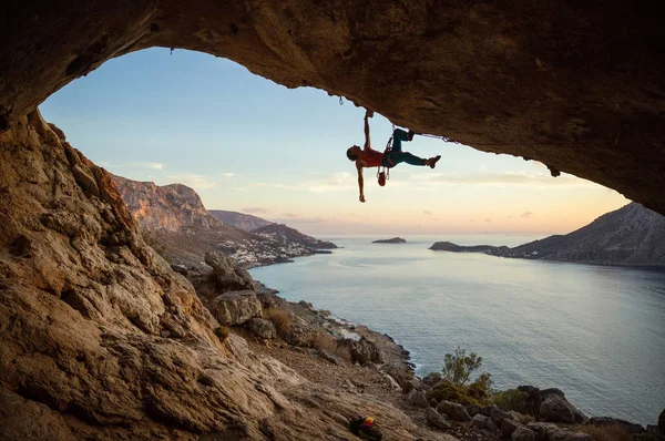 Kaukasier klettert bei Sonnenuntergang anspruchsvolle Route in Höhle — Stockfoto