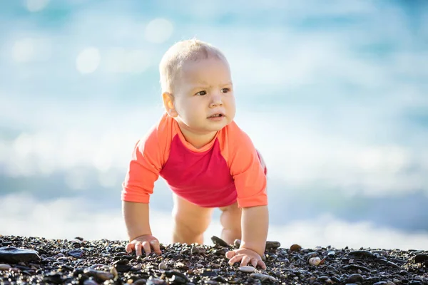 可爱的女婴在海滩上爬行 — 图库照片