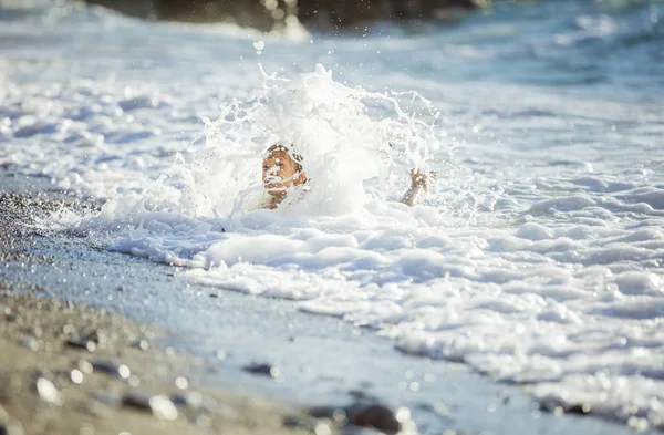 해변에서 파도를 깨는 에서 노는 어린 소녀. 큰 파도 덮개 — 스톡 사진