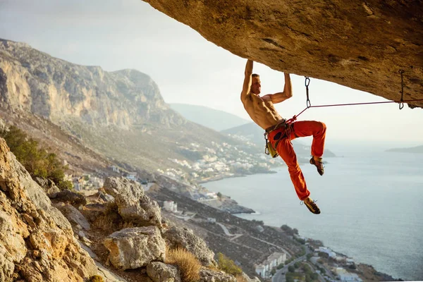 Jeune homme escalade route difficile dans la grotte — Photo