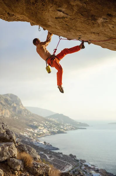 Jeune homme escalade route difficile dans la grotte — Photo