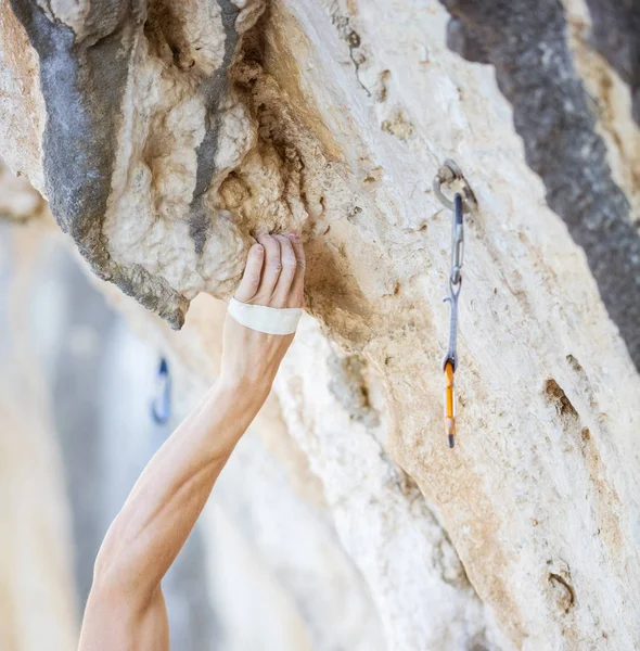 Die Hand des Bergsteigers, die sich an Klippe festhält — Stockfoto