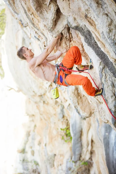 Genç adam tırmanış uçurumun üzerinde zorlu rota tırmanma — Stok fotoğraf