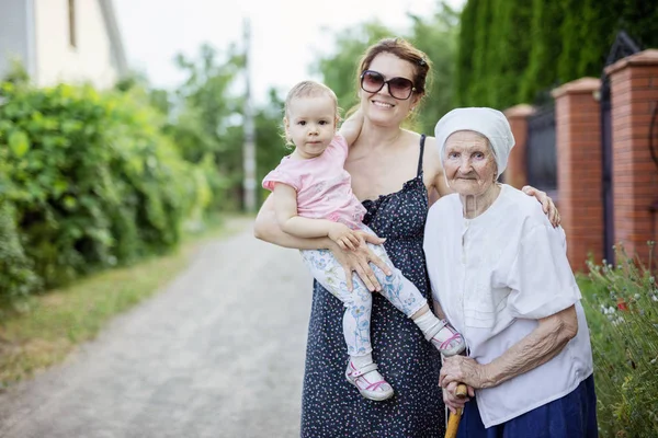 Familj av tre generationer utomhus: Senior Kvinna, hennes vuxna gr — Stockfoto