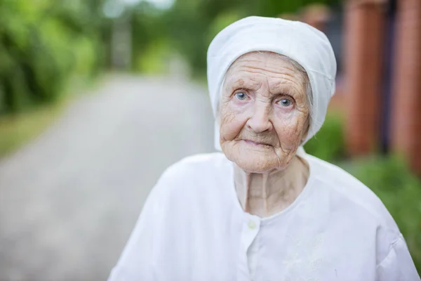Портрет пожилой женщины на открытом воздухе — стоковое фото