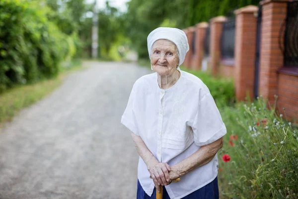 Porträtt av leende senior kvinna utomhus — Stockfoto