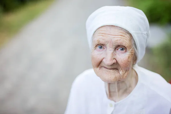 Gülümseyen yaşlı kadın açık havada — Stok fotoğraf