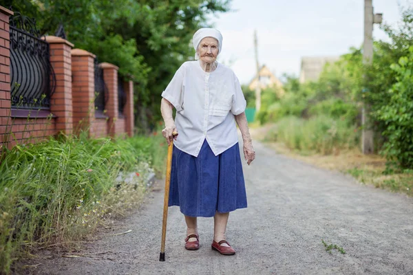 Porträtt av Senior kvinna som går utomhus — Stockfoto