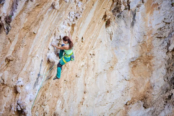 Young Woman Climbing Challenging Route Overhanging Cliff — Stock Photo, Image