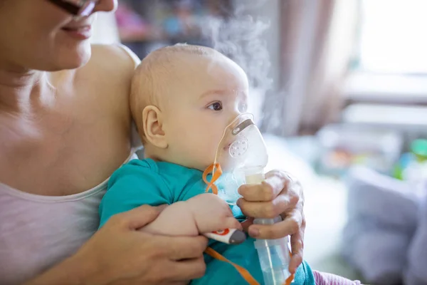 Niña Haciendo Inhalación Con Nebulizador Mientras Está Sentada Regazo Mamá —  Fotos de Stock