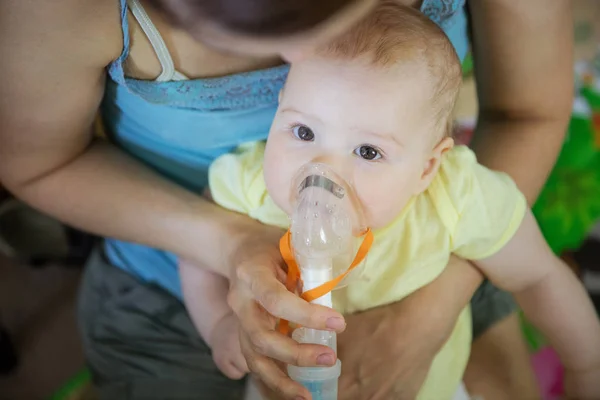Baby Mädchen Inhaliert Mit Vernebler Während Hause Auf Mamas Schoß — Stockfoto