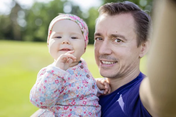Fröhlicher Vater Trägt Kleine Tochter Bei Sich Und Macht Selfie — Stockfoto
