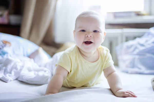 Linda Niña Gritando Alegría Levantándose Con Sus Brazos Cama Casa —  Fotos de Stock